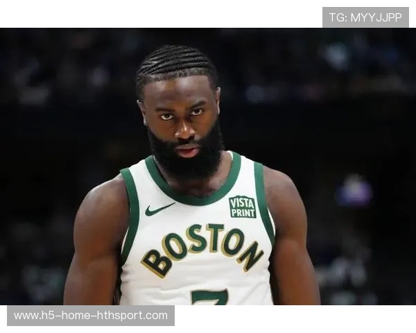 布朗篮下强攻,绿军压制对手节流